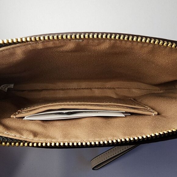 NWT Coach CP488 Large Corner Zip Wristlet Black & White Signature - Picture 2 of 3